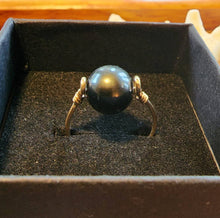 Load image into Gallery viewer, 10k Solid Yellow Gold 9mm Black Natural Tahitian Pearl Bead Wire Work Line Ring sz 7.5 Right Hand Statement Spinner Boho Beach