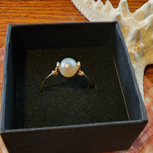 Load image into Gallery viewer, 10k Solid Yellow Gold 6mm White Freshwater Pearl Bead Wire Work Line Ring sz 8.5 Right Hand Statement Spinner Boho Beach Layering Stacking