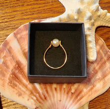 Load image into Gallery viewer, 10k Solid Yellow Gold 6mm White Freshwater Pearl Bead Wire Work Line Ring sz 8.5 Right Hand Statement Spinner Boho Beach Layering Stacking