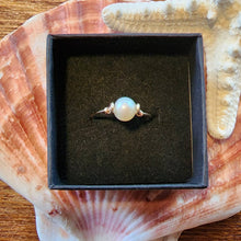 Load image into Gallery viewer, 10k Solid Yellow Gold 6mm White Freshwater Pearl Bead Wire Work Line Ring sz 8.5 Right Hand Statement Spinner Boho Beach Layering Stacking